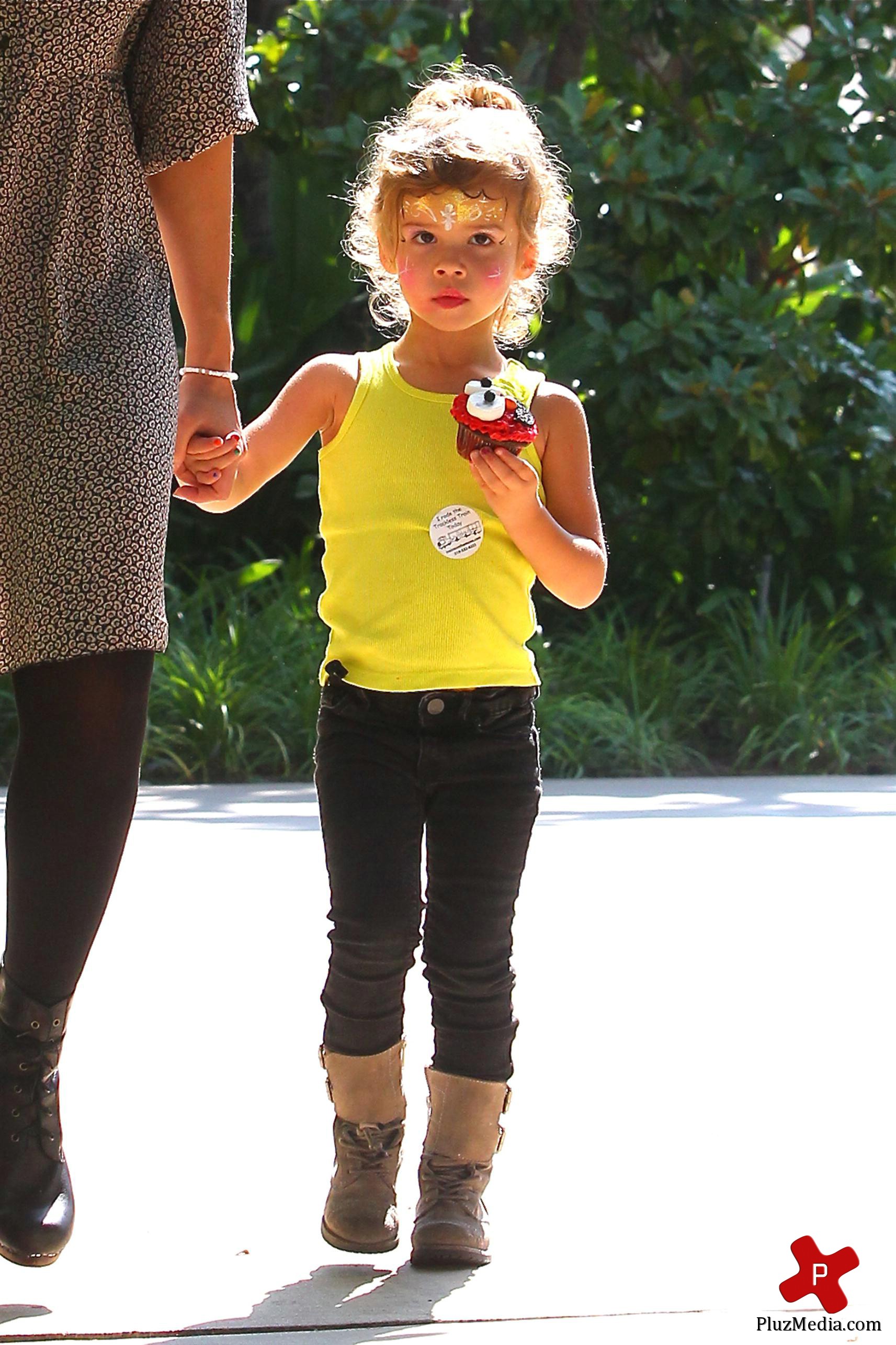 Jessica Alba, Cash Warren and daughter head out for a family meal photos | Picture 79830